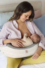 ergobaby nursing pillow starlight cream ls 01